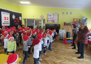 Dzieci śpiewają o krasnoludkach.